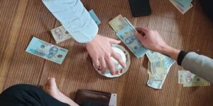 Cách chơi xóc đĩa ngoài đời các kỹ năng cần có